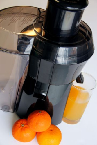 juicer with orange fruit