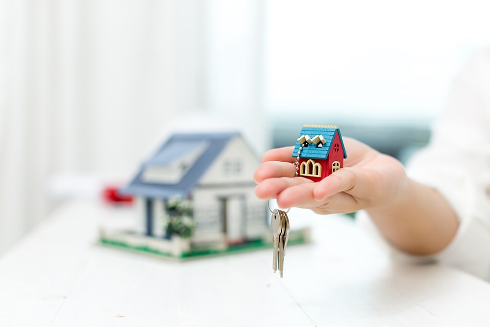 hand holding house keys