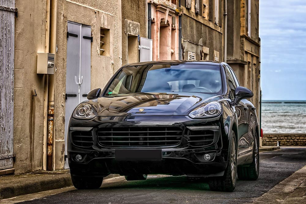 black porsche cayenne