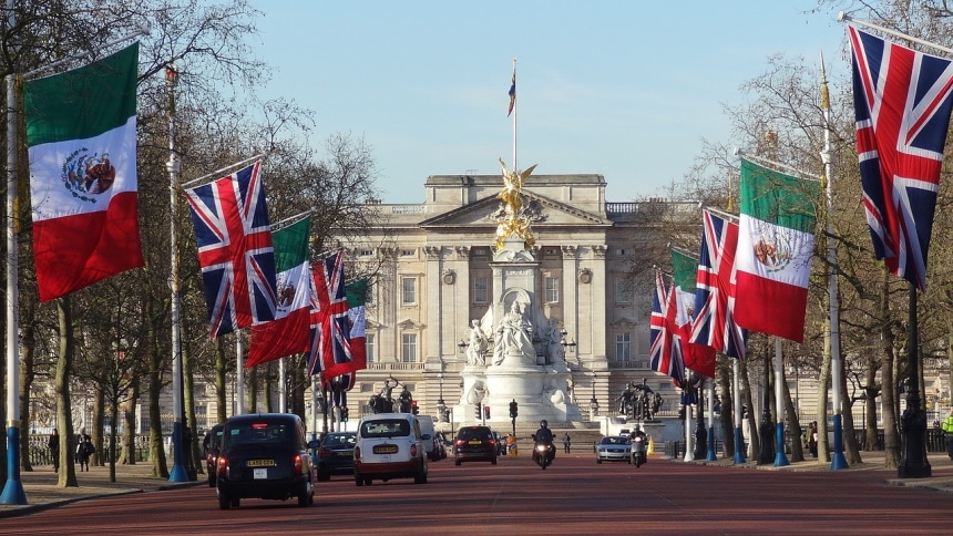 buckingham palace in london