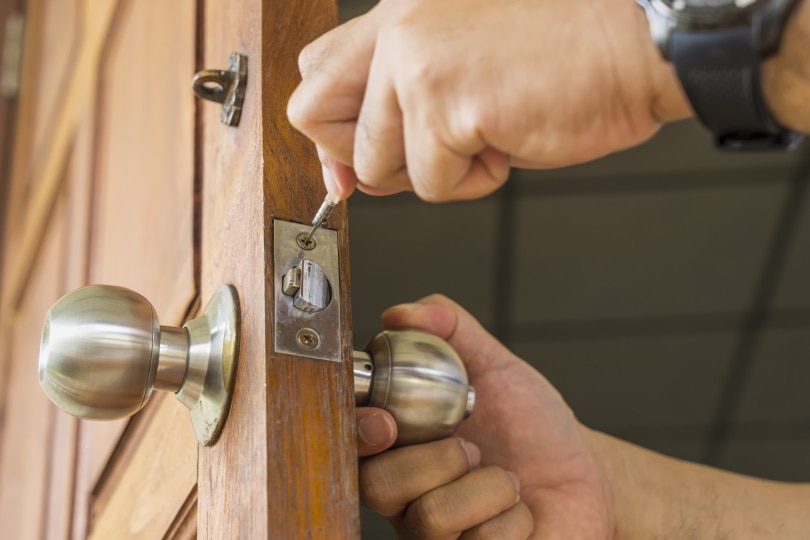 fixing door knob
