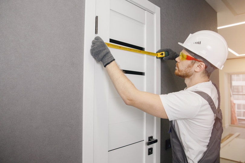 handyman measuring door