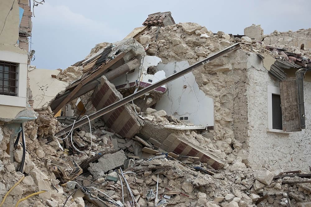 houses collapse due to eartquake