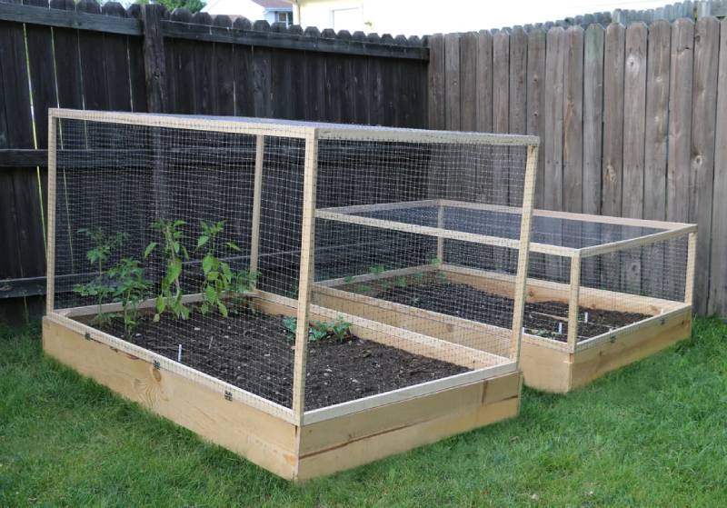 DIY raised garden bed cover with hinges