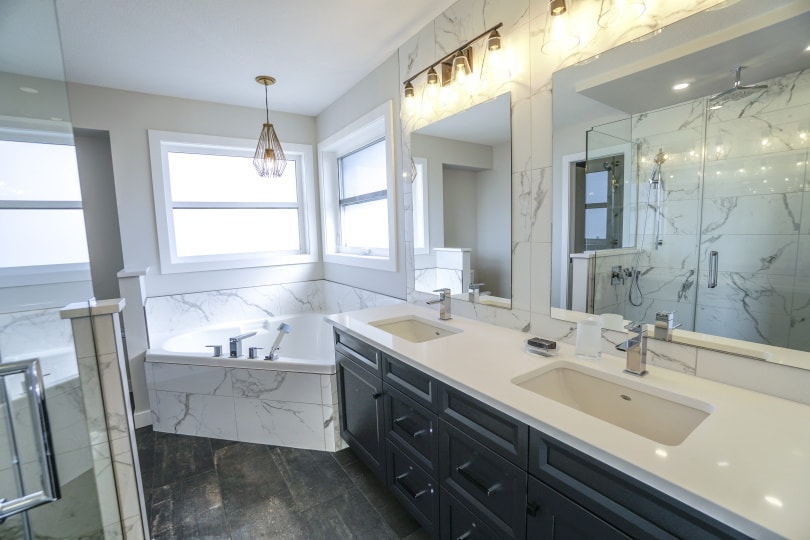 bathroom with bath tub