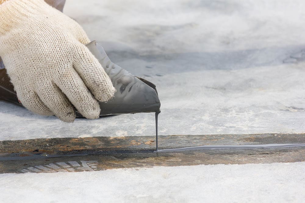 filling up the floor crack