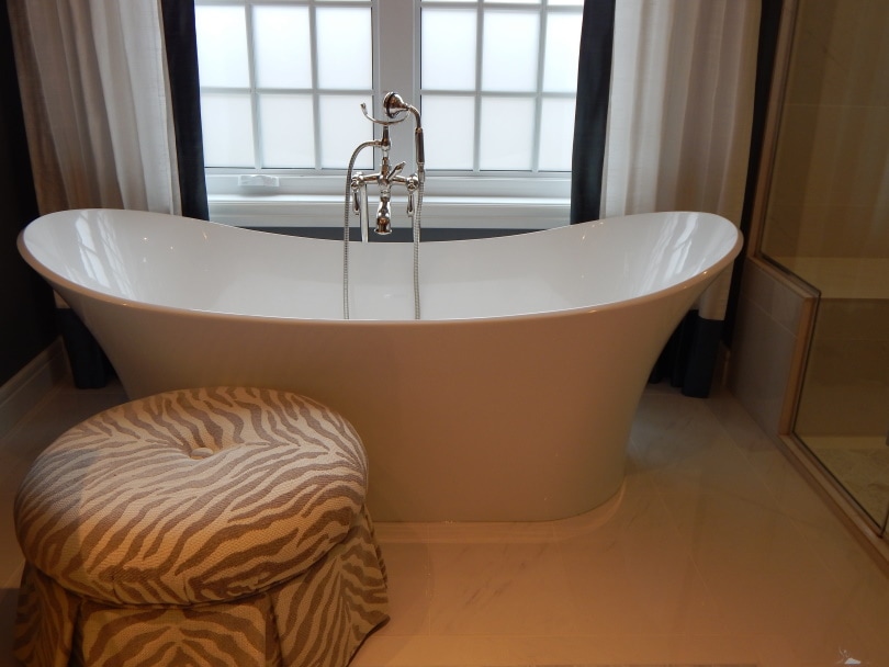 modern bath tub