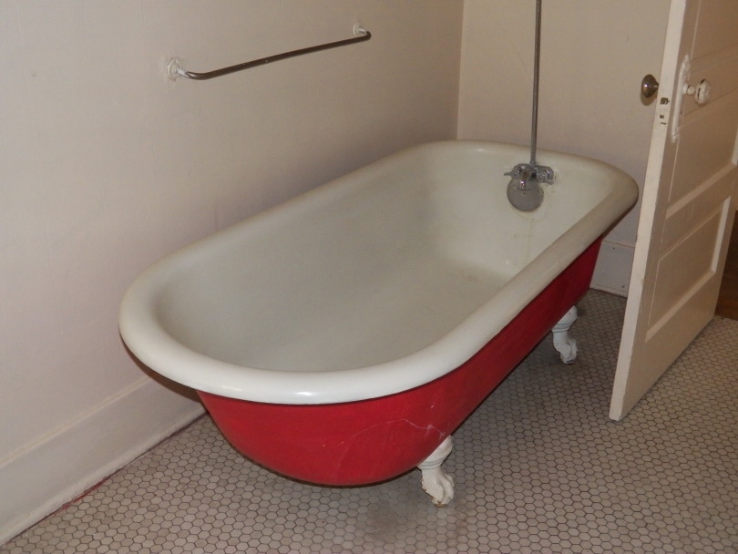 clawfoot tub