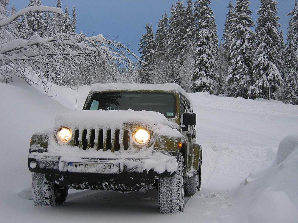jeep vehicle in the snow