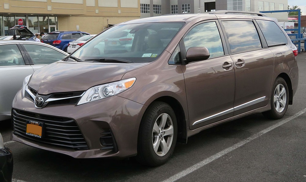 2018 Toyota Sienna LE front