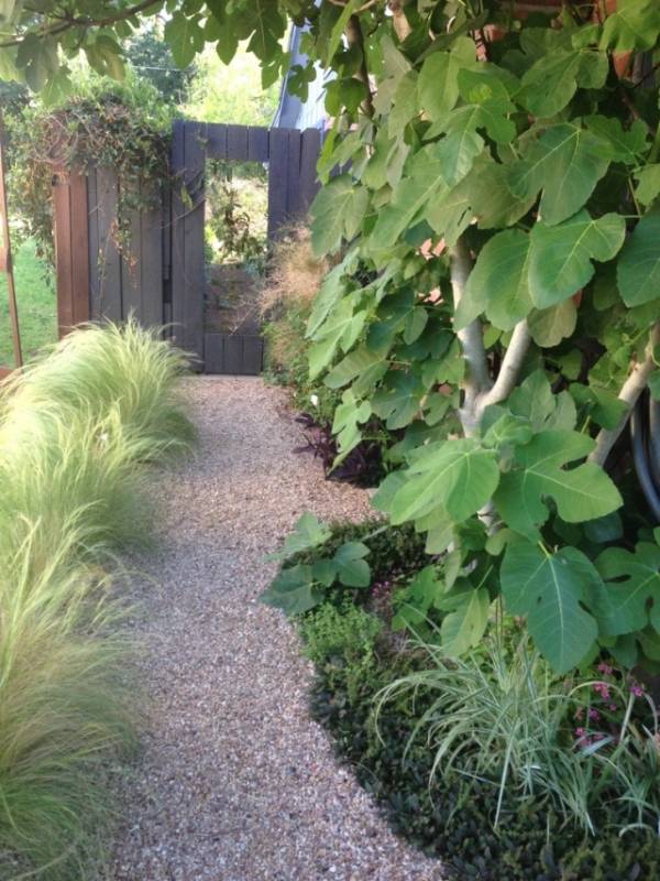 DIY stable pea gravel path