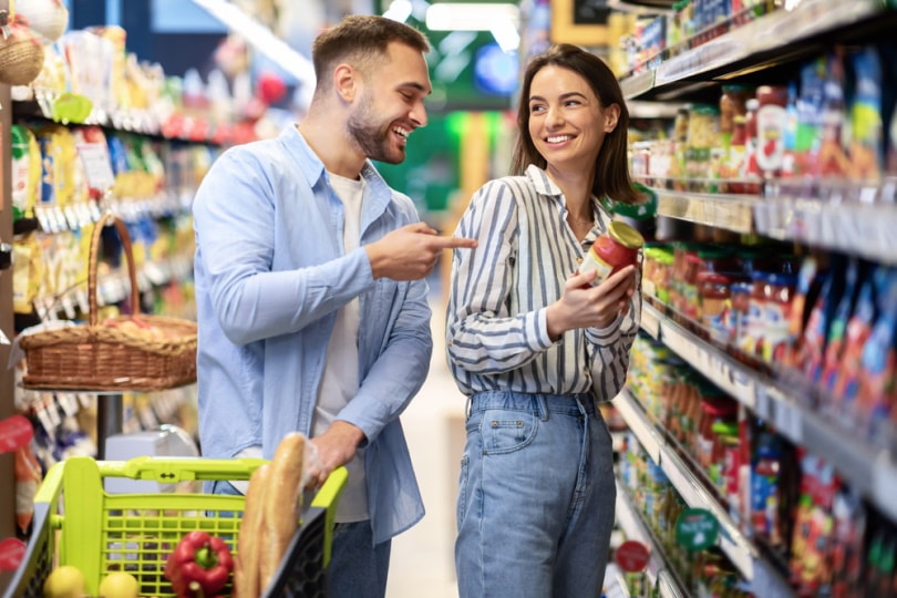 couple at the grocery