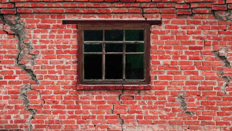When to Worry About Cracks in Brick? What To Look For! | Home Grail