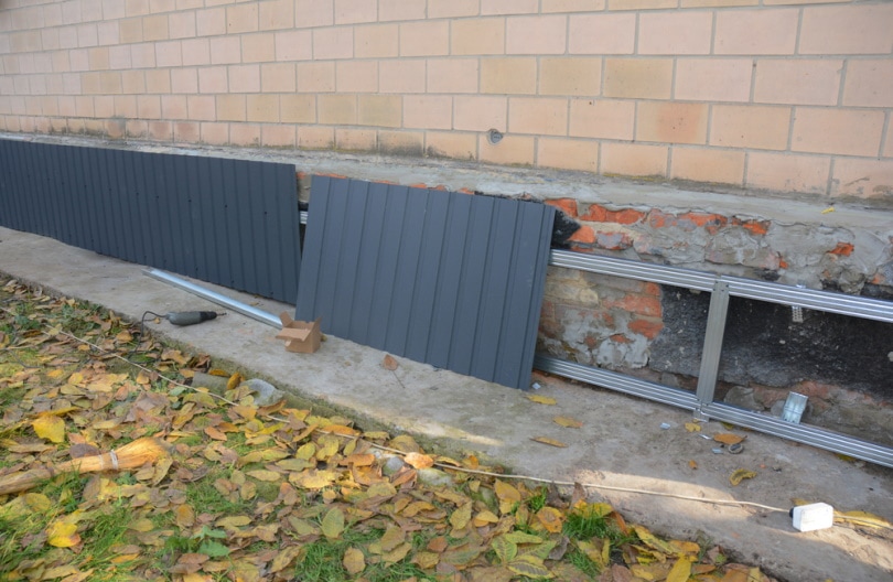 installing metal sidings