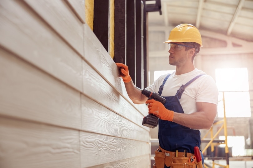 installing wood sidings