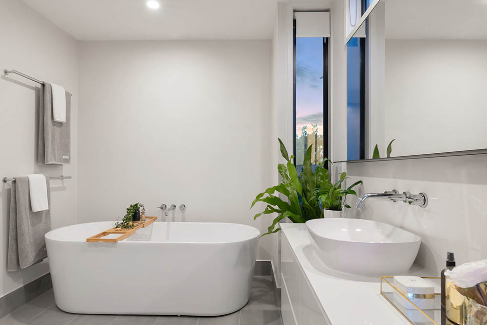 Bathroom with white paint_Steven Ungermann_Unsplash