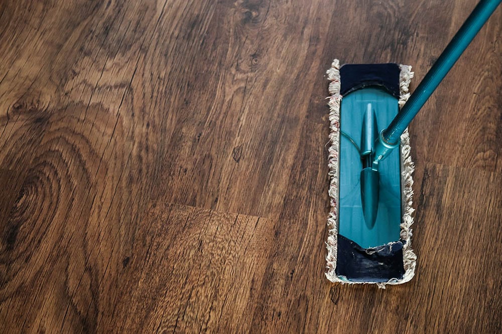 Cleaning the floor with mop_Jarmoluk_Pixabay