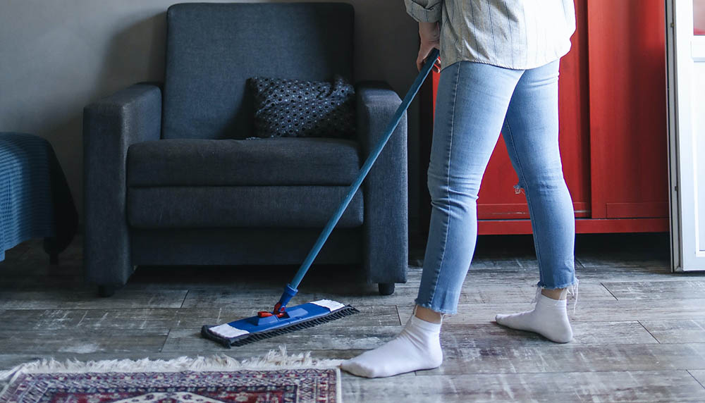 Mopping the floor_Polina Tankilevitch_Pexels