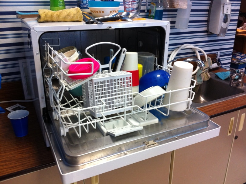 dishwasher in the kitchen_onlynoodle_Pixabay