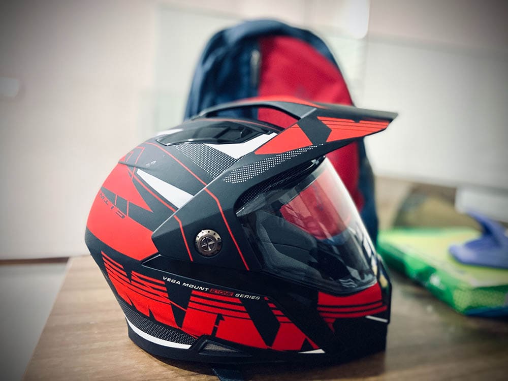 red full face helmet_Naveen Saxena_Unsplash