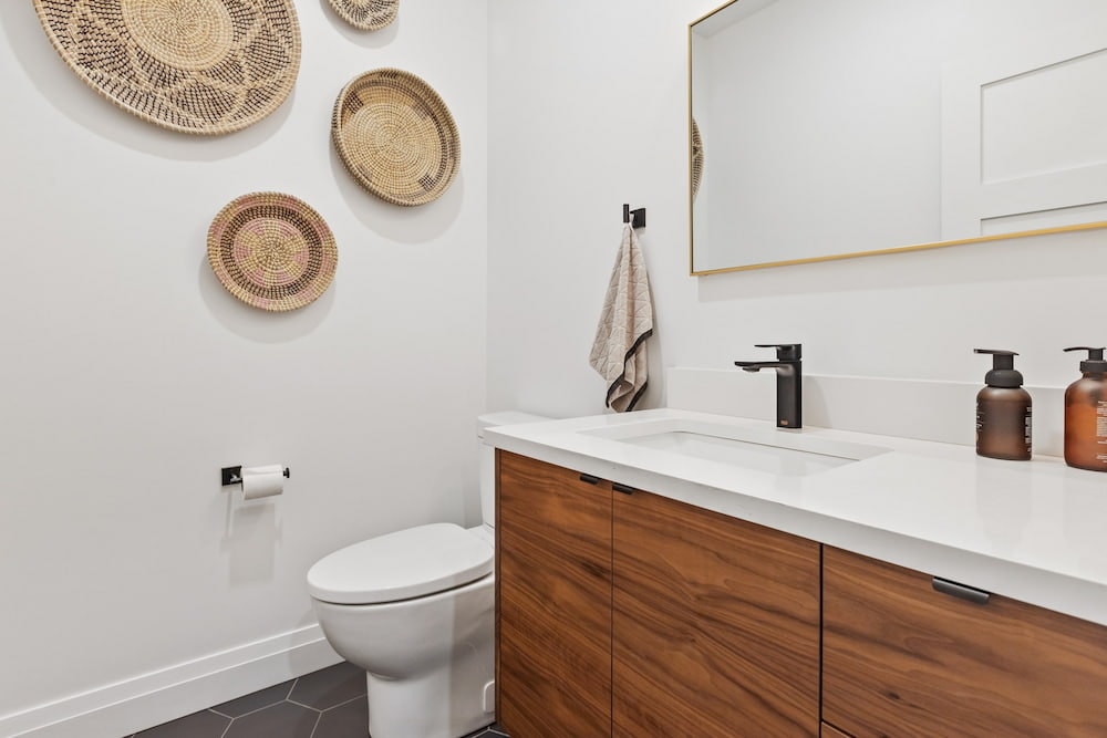 white ceramic toliet bowl in a bathroom
