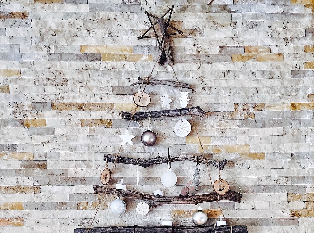 Christmas tree on a wall_Pascal Claivaz_Pexels