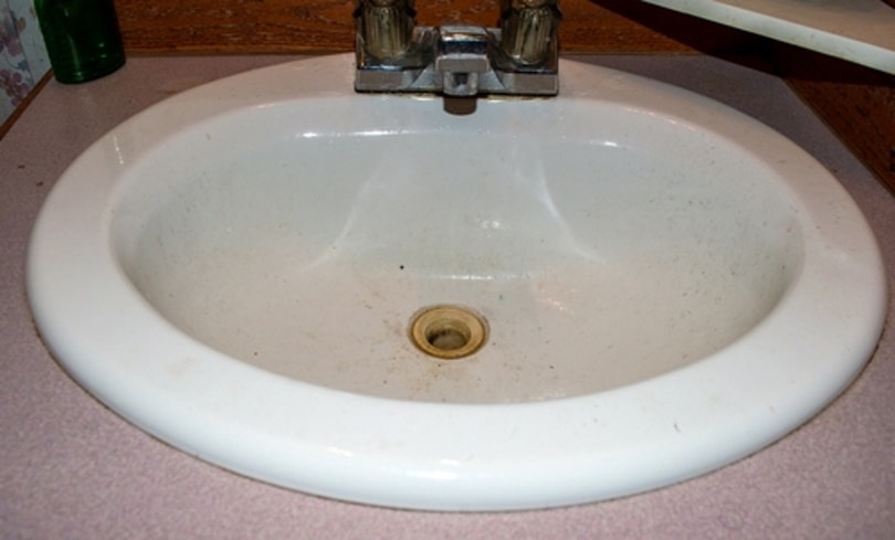 dirty bathroom sink