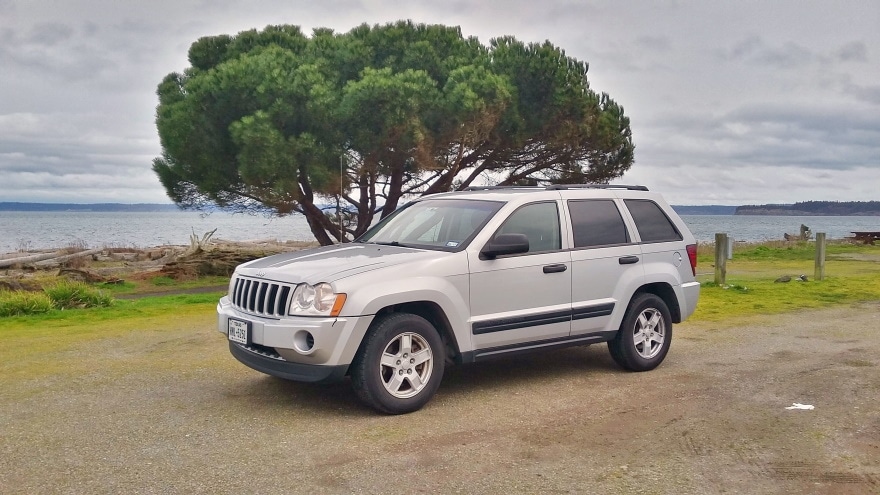 jeep grand cherokee near sea side