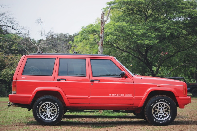 red jeep grand cherokee