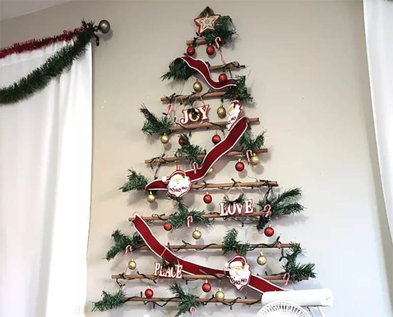 DIY Hanging Wall Christmas Tree