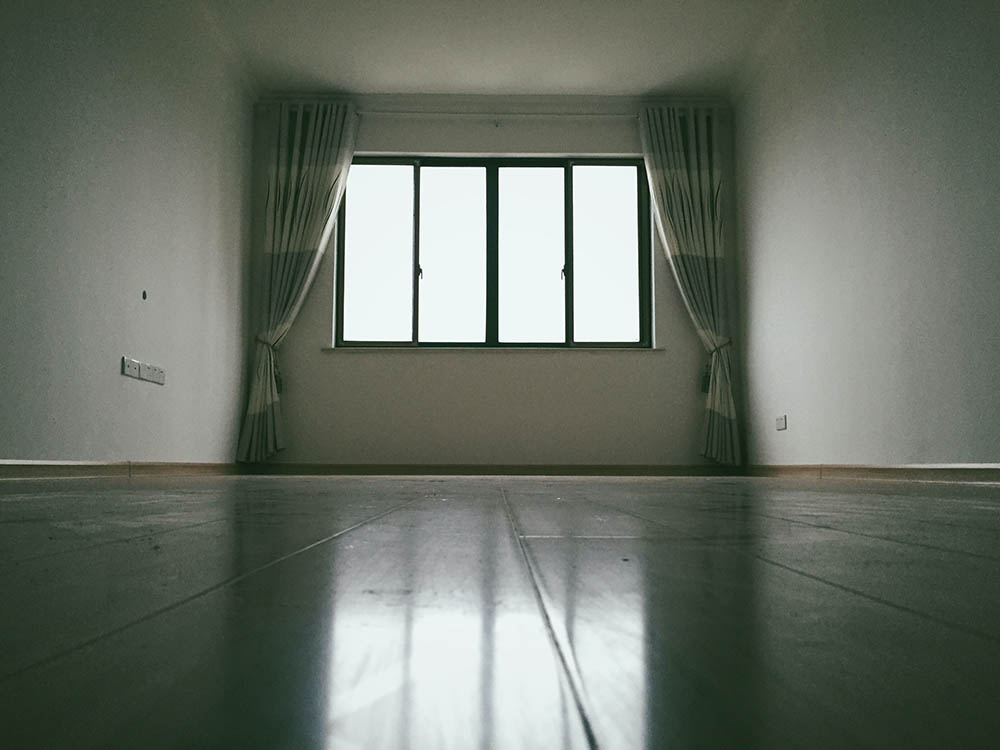 Empty room_Val Stoker_Unsplash