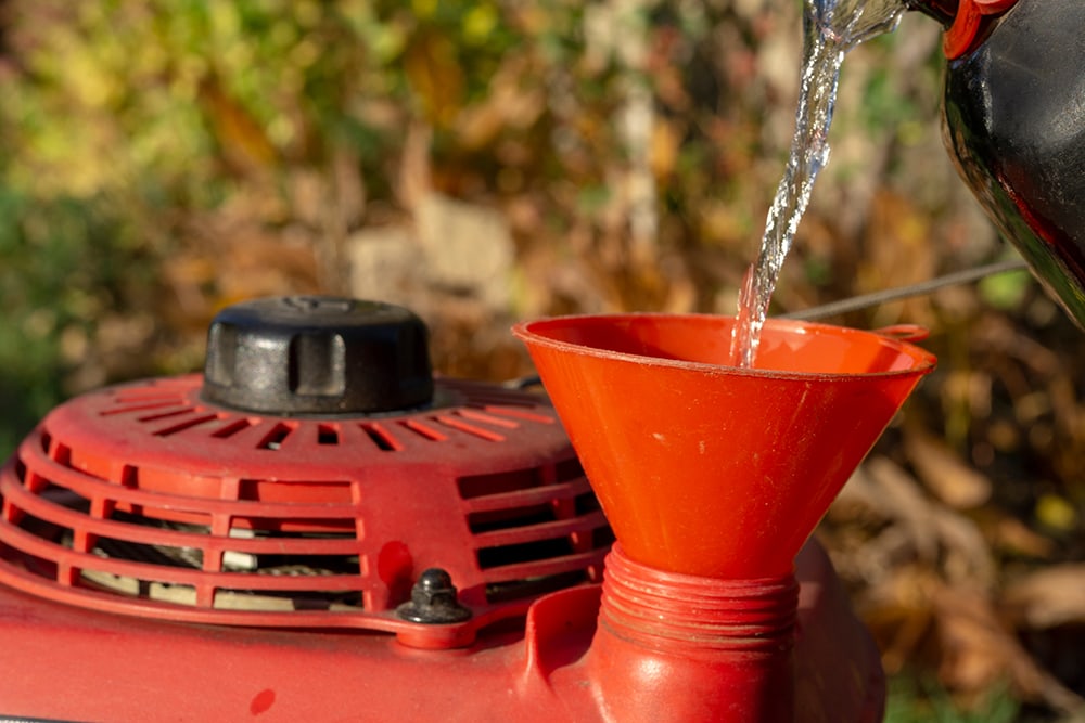 Puring gasoling in lawn mower