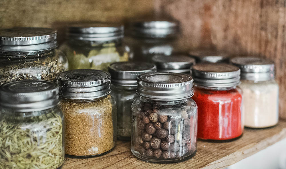 Spice bottles on shelf_Pixabay_Pexels