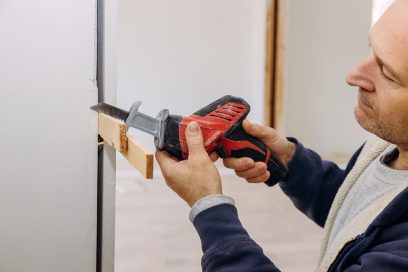 carpenter using hackzall
