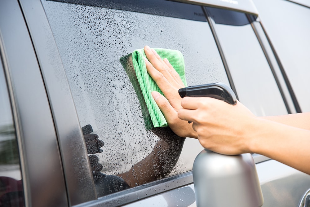 cleaning car windows_PATIWIT HONGSANG_Shutterstock