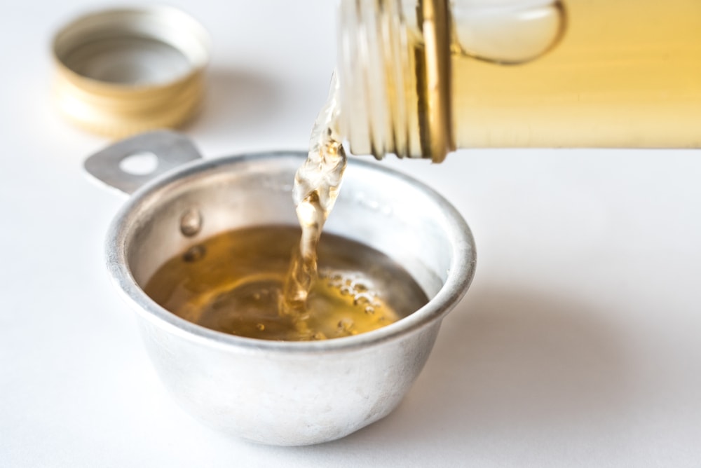 pouring white vinegar