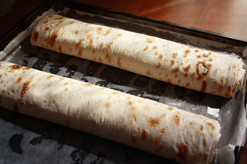 Baking pan with roll