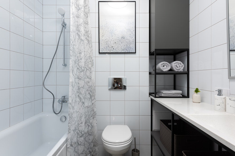 Bathroom with shower liner Max Vakhtbovych, Pexels