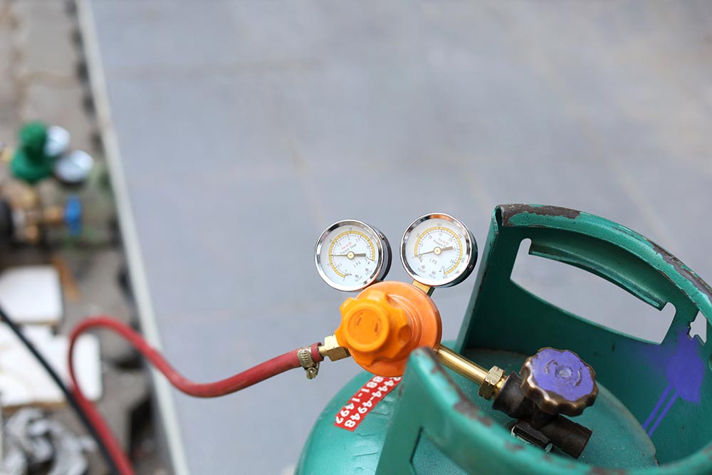 LPG gas tank with gauge