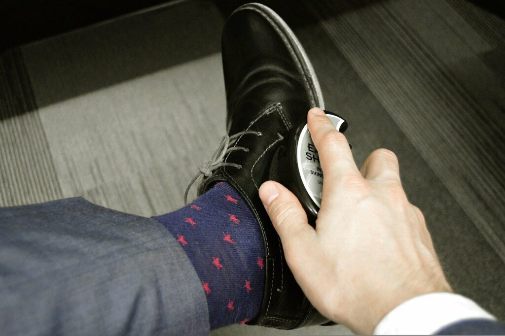 Polishing shoes