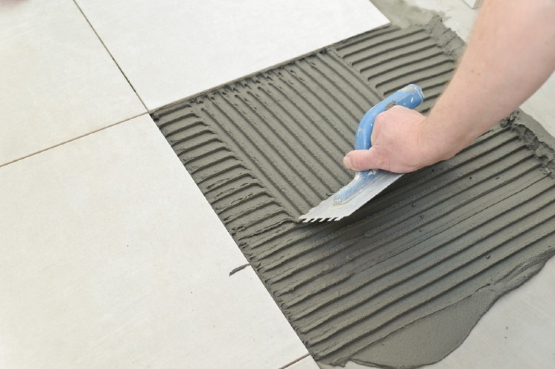 putting tile mortar on floor when installing tiles