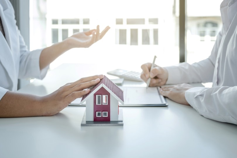 real state agent explain to buyer