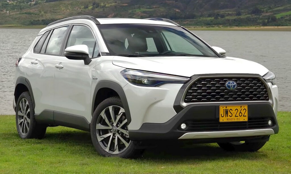 2021 Toyota Corolla Cross Hybrid SEG (Colombia) front view 01