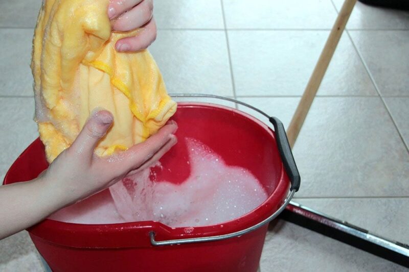 Cleaning water bucket