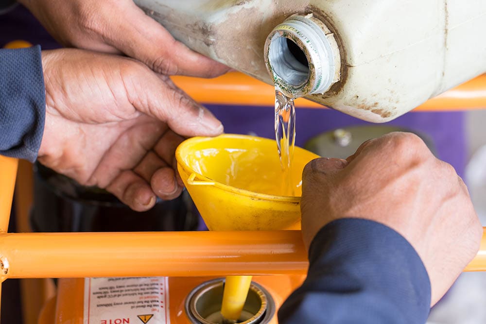 filling the generator with oil