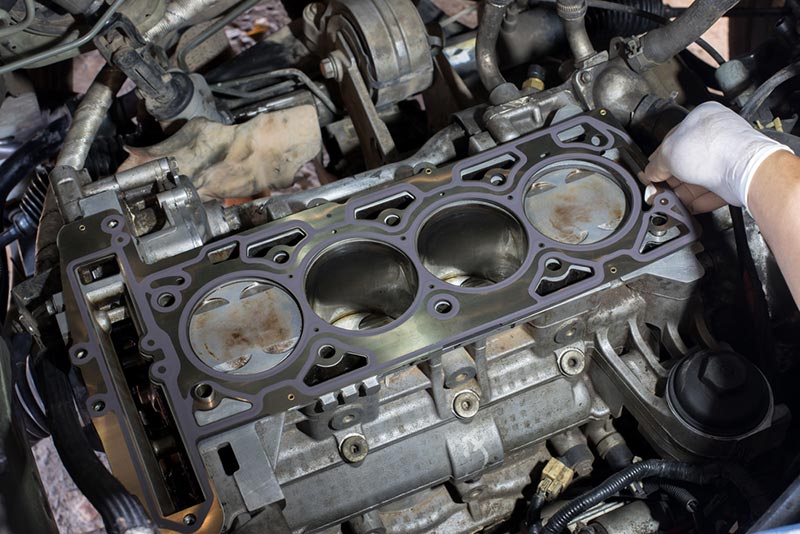 the connecting rod, piston and cylinder block in a disassembled condition