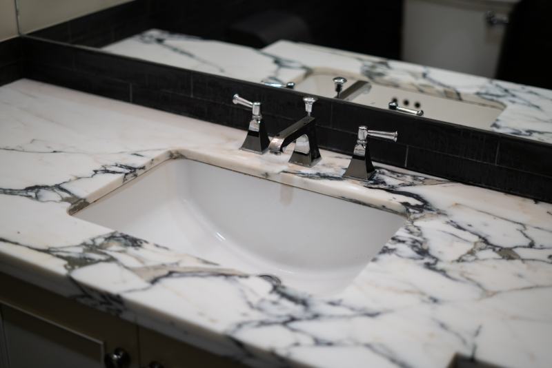 Bathroom vanity sink with quartz countertop