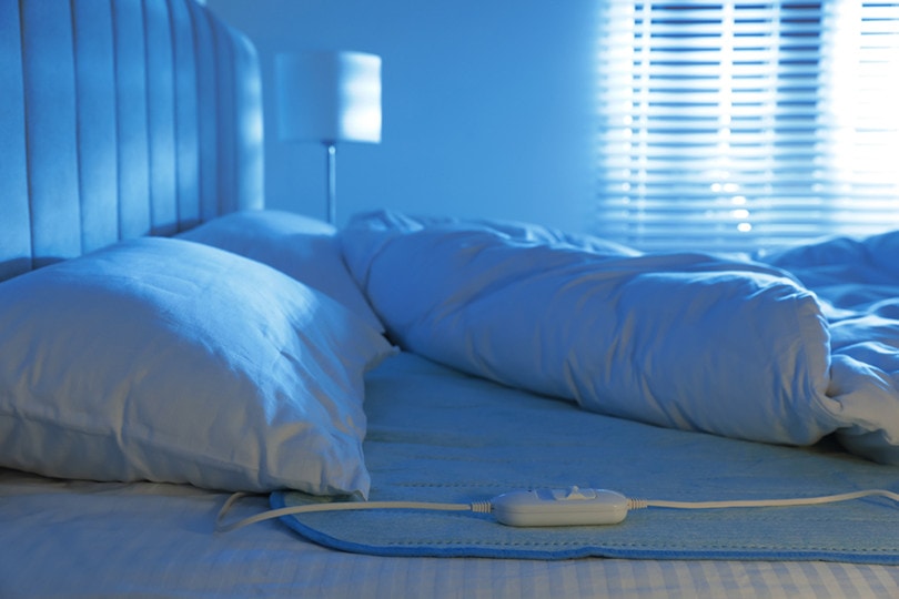 Bed with electric heating pad Blanket