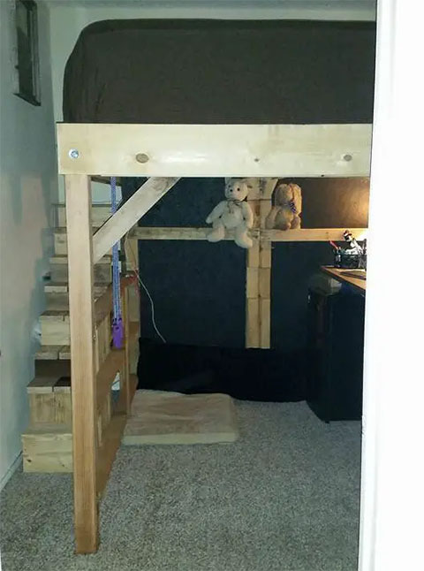 DIY King Loft Pallet Bed with Stairs by 1001 Pallets