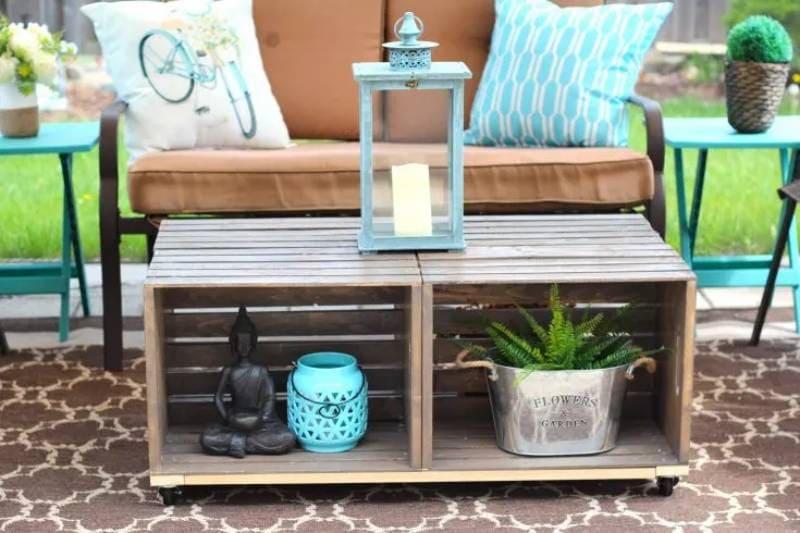 DIY outdoor crate coffee table with wheels